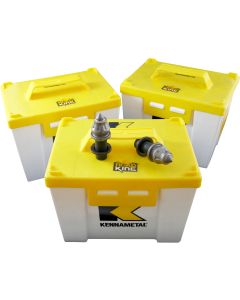 Tre lådor med Kennametal Road King hyveldubbar – köp 3 lådor (150st) för rabatterat pris, slitstarka hyvelstift med hårdmetallspets för väghyvlar.